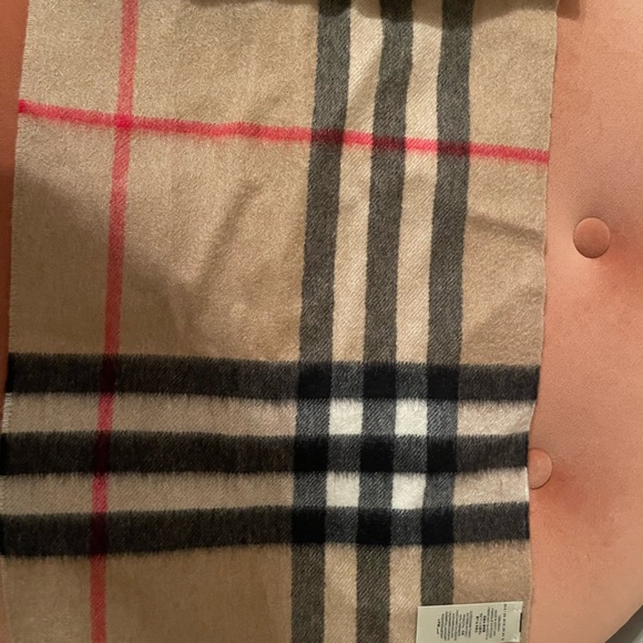 Burberry
Classic Giant Check Cashmere Scarf - Picture 2 of 4